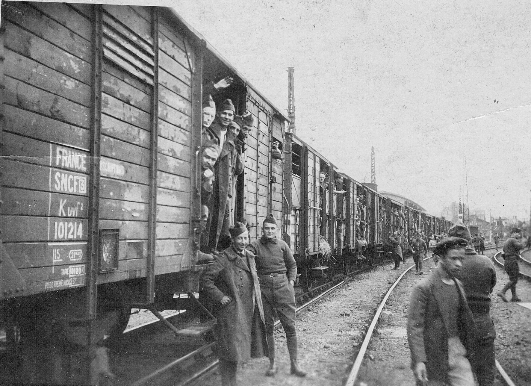 1939 - Mobilisation générale. Arrêt en gare de Dax. © CP Henri Noguéro